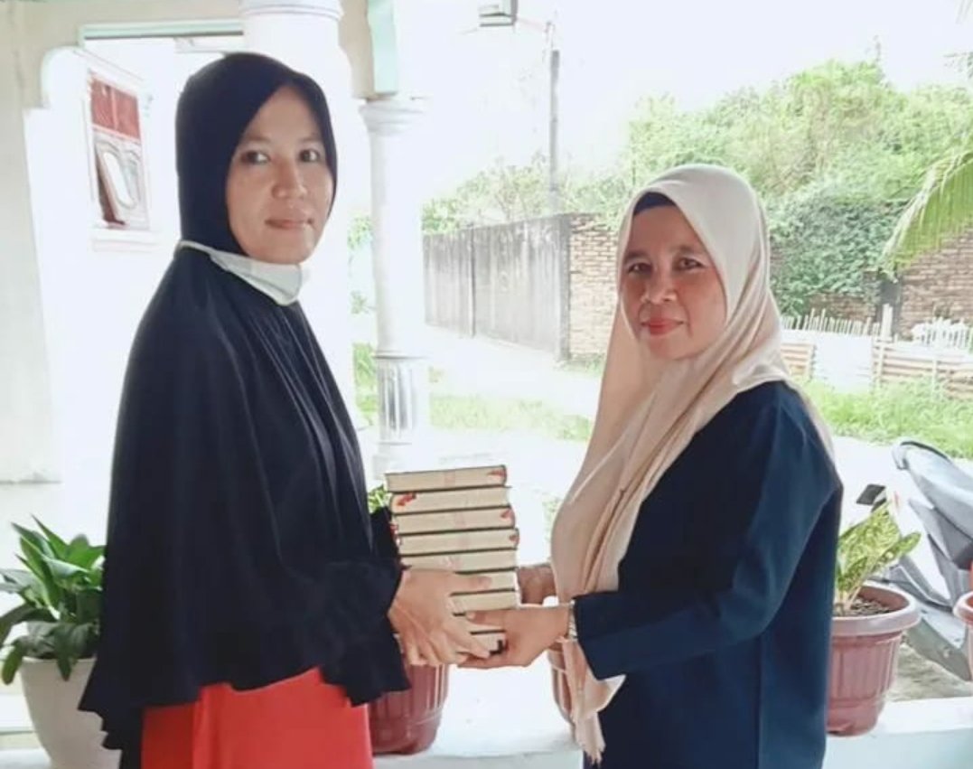 Melalui Hadiah Purnama Azis Nasution, YJPS salurkan bantuan kepada Guru Tahfiz, Damayanti di pondok pengajiannya. (Mattanews.co/Nuh Nasution)