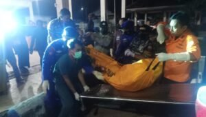 Jenazah ABK Kapal Pencari Ikan Asal Jawa Tengah Dievakuasi Dipantai Popoh Tulungagung