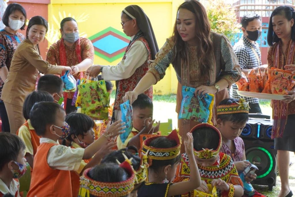 Kunjungi TK Karya Budi, Bunda PAUD Kapuas Hulu Bacakan Dongeng