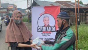 Srikandi Ganjar Sumsel Bagikan Sembako ke UMKM di Palembang