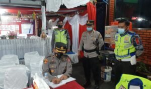 Disela Cek Pos Yan, Wakapolres Serahkan Bingkisan dari Kapolres Padangsidimpuan ke Personel