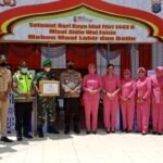 Kapolres Padangsidimpuan dan Ketua Bhayangkari Serahkan Bingkisan ke Personel Pos Pam