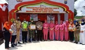 Kapolres Padangsidimpuan dan Ketua Bhayangkari Serahkan Bingkisan ke Personel Pos Pam