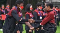 Presiden Jokowi Serahkan Bonus Ratusan Juta Bagi Atlet Indonesia di SEA Games Vietnam