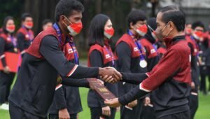 Presiden Jokowi Serahkan Bonus Ratusan Juta Bagi Atlet Indonesia di SEA Games Vietnam
