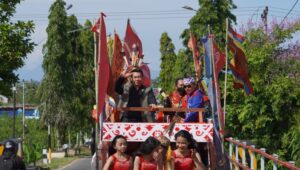 Bupati Kapuas Hulu Kenakan Pakaian Adat Iban saat HUT Kota Putussibau ke 127