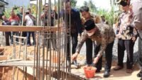 Bupati Erik Lakukan Peletakan Batu Pertama Pembangunan Masjid Al Amin