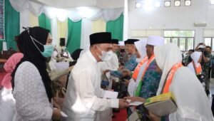 Bupati Labuhanbatu Melepas Keberangkatan 216 Calon Jamaah Haji   