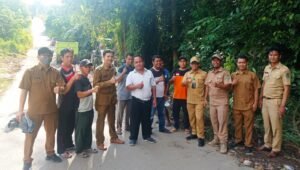 Pemerintah Kelurahan dan Warga Karang Jaya, Sewa Beko Louder Bersihkan Tumpukan Sampah di Kawasan Sungai Bungin.