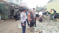 Truk Terguling Timpa Satu Unit Motor di Jalan Pramuka Purwakarta