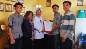 Lurah Muara Dua Serahkan SK Karang Taruna Sapad Jaya Masa Bhakti 2022 – 2025