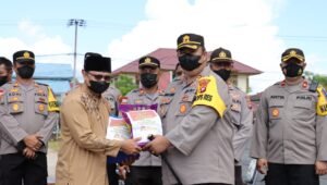 Hari Bhayangkara ke-76, Kapolres Kapuas Hulu Serahkan Bansos