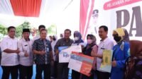 Wabup Karawang Serahkan Bantuan dari Baznas
