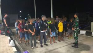 Satgas Pamtas Yonarmed 19/Bogani Amankan 43 PMI Non Prosedural