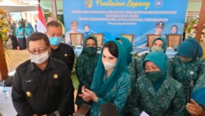 Sambangi Desa Kendalbulur di Tulungagung, Arumi Bachsin Sebut Terintegrasi Pelayanan Desa dan Masyarakat