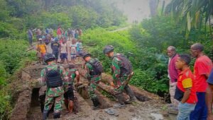 Yonif Raider 142/KJ Buatkan Jembatan Penghubung Dua Desa di Papua