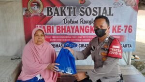 Polsek Cibatu Polres Purwakarta Bagikan Sembako kepada Warga Lanjut Usia