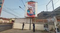 Pemdes Tegal Sawah Pasang Baliho Peringati HUT Bhayangkara ke- 76