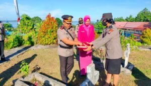 Kapolres Fakfak Pimpin Ziarah Rombongan Dan Ziarah Laut Sambut HUT Bhayangkara ke-76