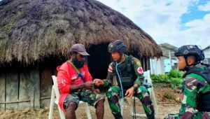 Ciptakan Papua Sehat, Satgas Yonif R 142/KJ Gelar Pengobatan Gratis dari Honai Ke Honai