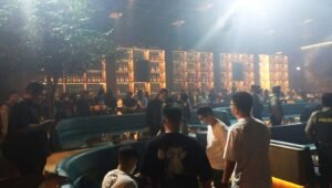 Buat Heboh, Polrestabes Palembang Bubarkan Pengunjung Hollywing