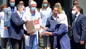 Kunjungi Rumah Sakit di Kota Kyiv Ukraina, Ibu Iriana Serahkan Bantuan Obat-obatan