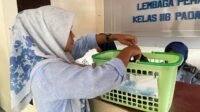 Kalapas Pantau Langsung Penukaran Uang dengan Koin Lapas Kelas IIB Padangsidimpuan