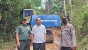 Terjadi Longsor, Kapolsek Sipirok Berjibaku Bersihkan Material Tanah