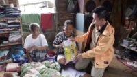 Peduli Masyarakat, Ketua DPRD OI Bagikan Sembako