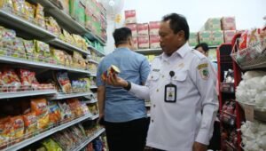 Jelang Idul Adha 1443 H, Sekda Kapuas Hulu Sidak ke Sejumlah Toko   