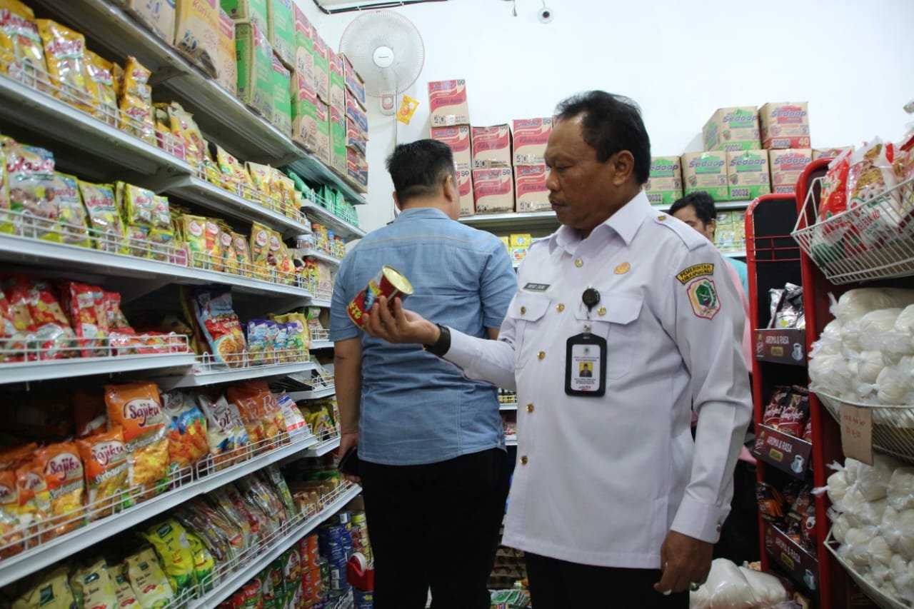 Jelang Idul Adha 1443 H, Sekda Kapuas Hulu Sidak ke Sejumlah Toko