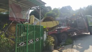 Sebuah Truk Bawa Alat Berat Tergelincir Hancurkan Rumah Warga Pondoksalam Purwakarta