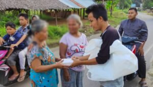 Sambut Idul Adha, BSB Prabumulih Bersama Karang Taruna Sapad Jaya Muara Dua Bagi Puluhan Nasi Kotak