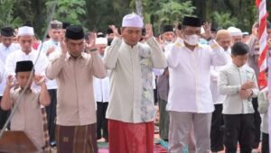 Bupati dan Wabup Labura Salat Idul Adha di Desa Pulo Dogom