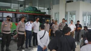 Polres Kapuas Hulu dan Imigrasi Putussibau Berangkatkan PMI Non Prosedural ke Pontianak