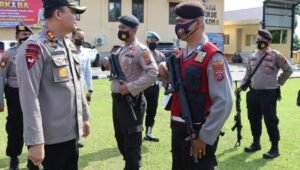 Kapolres Labuhanbatu Periksa Senjata Personil