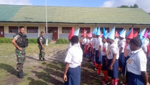 Bentuk Karakter Tangguh, Satgas Pamtas Yonif Raider 142/KJ Latih PBB Siswa Baru SMAN 1 Elelim Papua