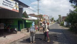 Dinas PUPR Tulungagung Lakukan Penambalan Beberapa Ruas Jalan