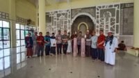 Sholat di Mesjid Al Barkah, Wabup Karawang Serahkan Bantuan