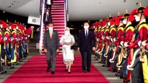 Momen Presiden Jokowi dan Ibu Iriana Tiba di Seoul Korea Selatan