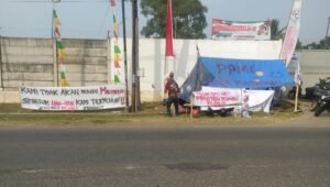 Buntut Pemutusan Kerja Sepihak, Puluhan Pekerja Pasang Tenda di Gerbang PT CKA Purwakarta
