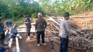 Rumah Warganya Kebakaran, Begini Yang Dilakukan Kades Cirende