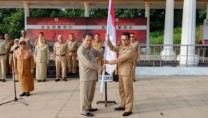 Kesbangpol Sulbar Serahkan 1.000 Bendera untuk Warga Bala-Balakang
