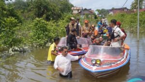 Tinjau Banjir di Pesisir Kapuas Hulu, Bupati Fransiskus Diaan Salurkan Bantuan