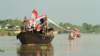 Kecamatan Bayung Lencir Bentangkan Bendera Merah Putih 177 Meter di Sungai Lalan