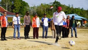 Wabup Kapuas Hulu Buka Turnamen Sepak Bola Antar Desa se Boyan Tanjung   