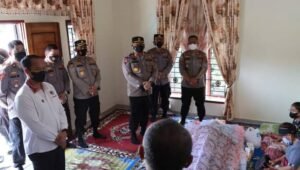 Kapolres Labuhanbatu Melayat ke Rumah Anggota yang Meninggal Dunia