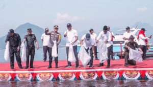 Jasa Tirta II Tebar 25 Ribu Benih Ikan di Waduk Jatiluhur Purwakarta