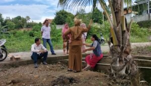 Tolak Pembangunan Tower, Ini Yang Dilakukan Puluhan Emak-emak Warga RT 7 A Bandar Agung