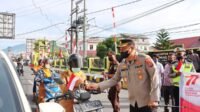 Kapolres Padangsidimpuan Kompak Bersama Forkopimda Bagikan Bendera Merah Putih ke Masyarakat